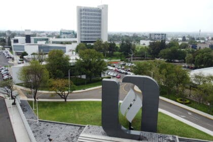 Aún sin terminar de investigar y castigar a los autores de la Estafa Ponzi, la Universidad Autónoma de Aguascalientes dio a conocer este viernes dos nuevas inversiones fraudulentas a largo plazo con recursos propios de la UAA por valor de 135 millones de pesos, por las cuales ya se han interpuesto denuncias ante la FGR y la Fiscalía Anticorrupción. Las inversiones a largo plazo deberían de empezar a dar rendimiento en el 2028 y el 2029, pero la empresa se declaró en quiebra, lo que originó que se realizaran las demandas para rescatar el patrimonio universitario y como el mismo caso Ponzi, la rectora dijo que se irá hasta las últimas consecuencias. La rectora Yesenia Pinzón, en breve entrevista posterior a la rueda de prensa en donde se dieron a conocer estas inversiones bursátiles, dijo a HIDROCÁLIDO que el mensaje a la comunidad universitaria es de tranquilidad, porque no se tiene ningún riesgo financiero en estos momentos, eso es importante aclararlo, dijo y hay certeza en ese sentido, además de que la UAA irá con todas las consecuencias como ya lo ha referido en casos anteriores, “informando lo que podamos informar al respecto de los avances”. Durante la conferencia, la máxima autoridad de la Casa de Estudios informó de esos dos casos más de inversión a largo plazo, “los cuales a partir de información que hemos obtenido este mismo mes han comenzado a representar un riesgo importante para nuestra institución, por ello ya se han iniciado trabajos conjuntos desde las diversas áreas de la Universidad involucradas y con la asesoría de especialistas en la materia, a fin de llevar las acciones conducentes que nos permitan recuperar el capital, que insisto, procede de recursos propios”. Refirió que la UAA llevó a cabo inversiones exitosas con los recursos generados por la propia institución, “sin tocar en ningún momento las partidas que nos extienden los gobiernos Federal y Estatal para la operación diaria de nuestra Casa de Estudios”. Agregó que en lo que respecta a la situación actual y a partir de las investigaciones internas y externas que están en curso, así como a la exhaustiva revisión de las normativas y procesos financieros, “es nuestro deber informar que contamos con varias inversiones vigentes a las que se tiene que dar especial seguimiento, de ellas se han detectado tres situaciones distintas, algunas inversiones están operando con normalidad, están reportando rendimientos y no presentan ningún riesgo para la Universidad, otra, como ustedes ya saben, se encuentra en incumplimiento y hemos estado avanzando en las diligencias legales correspondientes para la recuperación del patrimonio”. Añadió que finalmente existen dos casos más de inversión a largo plazo, los cuales “a partir de información que hemos obtenido este mismo mes han comenzado a representar un riesgo importante para nuestra institución, por ello ya se han iniciado trabajos conjuntos desde las diversas áreas de la Universidad involucradas y con la asesoría de especialistas en la materia, a fin de llevar las acciones conducentes que nos permitan recuperar el capital, que insisto procede de recursos propios”. La rectora reiteró su compromiso con la rendición puntual de cuentas a la comunidad universitaria conforme vayan avanzando las investigaciones y procedimientos referidos; asimismo, reiteró que vamos a llegar hasta las últimas consecuencias en estos casos por todos los medios e instancias conducentes. El secretario general, José Manuel López Libreros, presentó una relatoría más detallada de los casos problemáticos y negó que el anterior secretario general se haya retirado por no compartir la visión acerca de la Estafa Ponzi. ANÁLISIS PROFUNDO DE INVERSIONES: LÓPEZ LIBREROS López Libreros dijo que se ha llevado un análisis profundo de las inversiones que ha llevado a cabo la Universidad y sobre ello, “queremos redundar en la información acerca de las acciones que hemos estado realizando a partir de las investigaciones en curso”. Precisó que desde que se detectó la problemática de la inversión bursátil ya conocida -Estafa Ponzi- realizada con recursos propios por el monto de 200 millones de pesos, la institución se dio a la tarea de evitar cualquier tipo de instrucción para la contratación de nuevas inversiones, identificar los mecanismos para garantizar el pago en tiempo y forma, de las inversiones ya existentes y blindar a la institución a través de la revisión de los procesos de adquisición de este tipo de valores. Mencionó que todo lo anterior se hizo con el objetivo de asegurar que el manejo del patrimonio de la Universidad se encuentra sustentado, seguro, minimizando los posibles riesgos en las inversiones de capital. Además de las acciones requeridas de carácter preventivo, se suministró a las autoridades competentes toda la información con la que cuenta la institución y acerca del incumplimiento de la inversión multicitada, a efecto de que las instancias correspondientes tanto fiscalizadoras como del mercado de valores puedan llevar a cabo las investigaciones, esclarecer los hechos y deslindar responsabilidades. Comentó que se han llevado a cabo acciones correctivas puntuales por parte de la Máxima Casa de Estudios, como es la reorganización de la jefatura del Departamento de Análisis Financiero y Control de Gestión, así como la Dirección General de Finanzas. Además, se dio vista a la Contraloría Universitaria para los procesos de investigaciones internas. DESVINCULA LA ESTAFA PONZI DE LOS DOS NUEVOS FRAUDES Tocante a las dos nuevas inversiones encontradas con vencimientos en 2028 y 2029, dijo que corresponden a colocaciones con agentes fiduciarios y representantes distintos a los de la inversión que se encuentra en etapa de investigación. Recientemente, a través de una comunicación de la institución fiduciaria, se informó a la UAA que la empresa representante de los tenedores de las inversiones fue declarada en etapa de quiebra por un juez federal en materia mercantil de la Ciudad de México y esta situación deriva en una cuestión de impago generalizado por parte de la Sociedad Mercantil. Asimismo, comentó se dará vista a la Contraloría Universitaria para que se realicen las acciones pertinentes en defensa del patrimonio universitario y refrendó el compromiso irrestricto de la institución con la legalidad, la transparencia, la necesidad de esclarecer los hechos y deslindar responsabilidades hasta las últimas consecuencias.