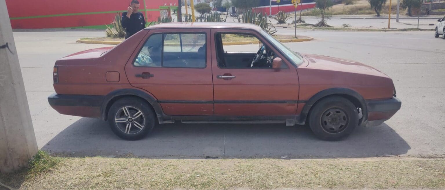 Detienen a pareja que conducía vehículo robado