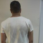 Hombre roba una bolsa de tienda departamental