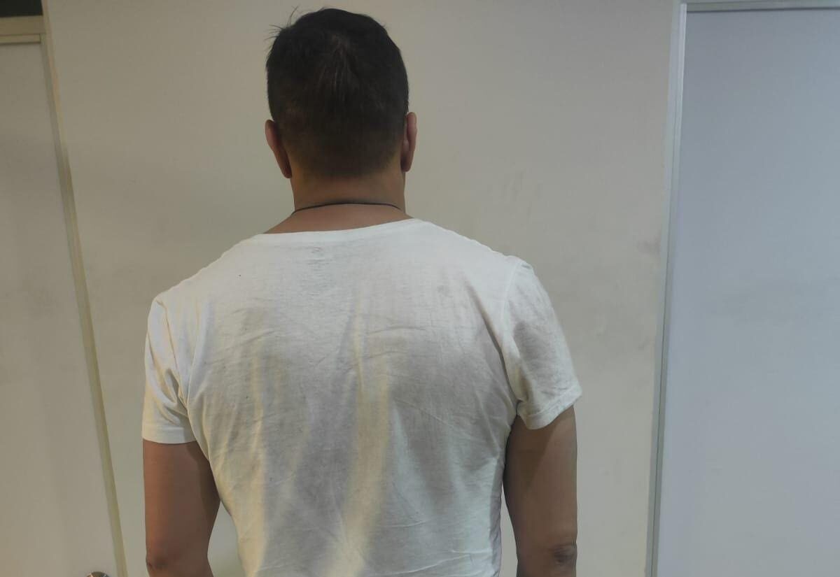Hombre roba una bolsa de tienda departamental