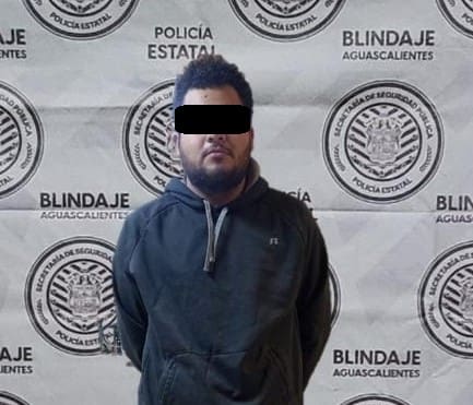 Hombre es detenido por alterar el orden público y agrede a los oficiales