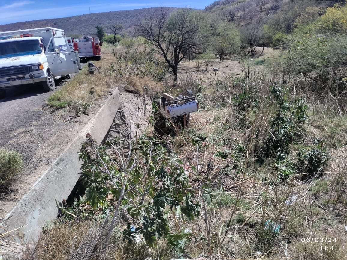 Adulto mayor se salvó de morir tras volcadura de su camioneta en Calvillo