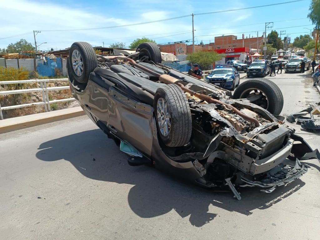 Se vuelca por conducir a exceso de velocidad en el Guadalupe Peralta
