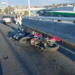 Motociclista sufre aparatosa caída en Municipio Libre