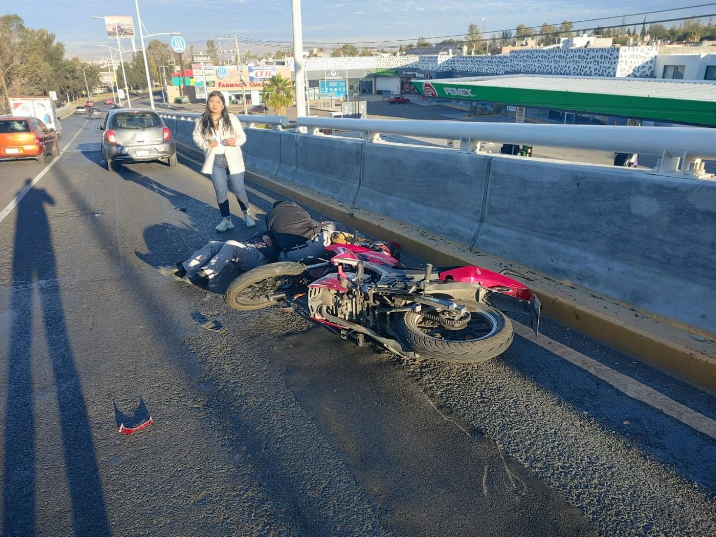 Motociclista sufre aparatosa caída en Municipio Libre
