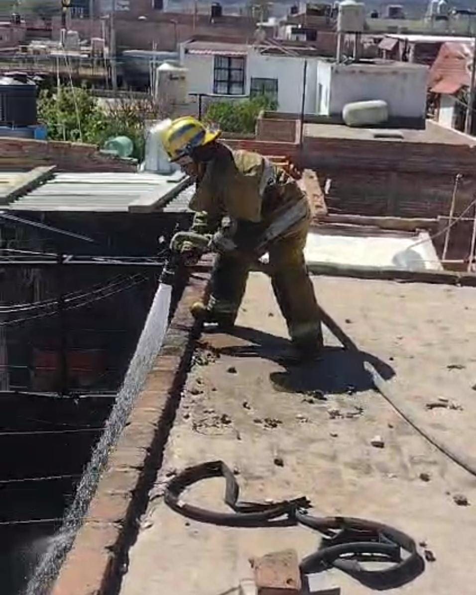 Bomberos sofocan dos incendios en Jesús María