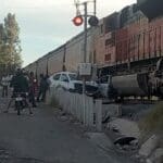 Tren embiste a taxi que intentó ganarle el paso en la comunidad Los Arellano