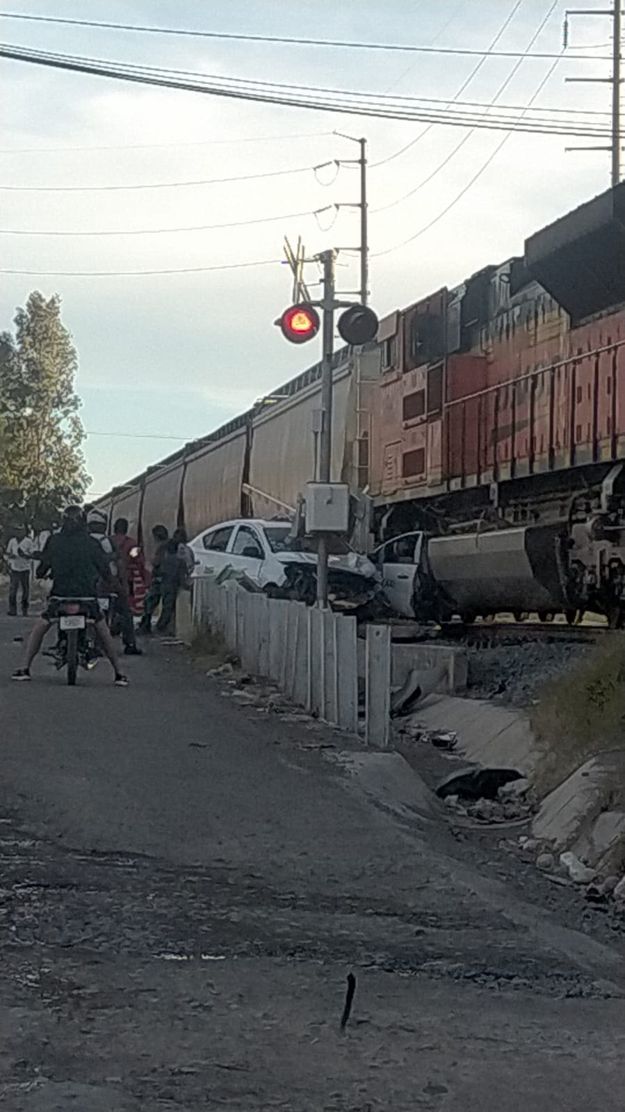 Tren embiste a taxi que intentó ganarle el paso en la comunidad Los Arellano