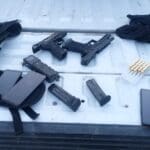 Tras persecución en Asientos detuvieron a dos sujetos de Jalisco en un auto robado y con armas de fuego cortas