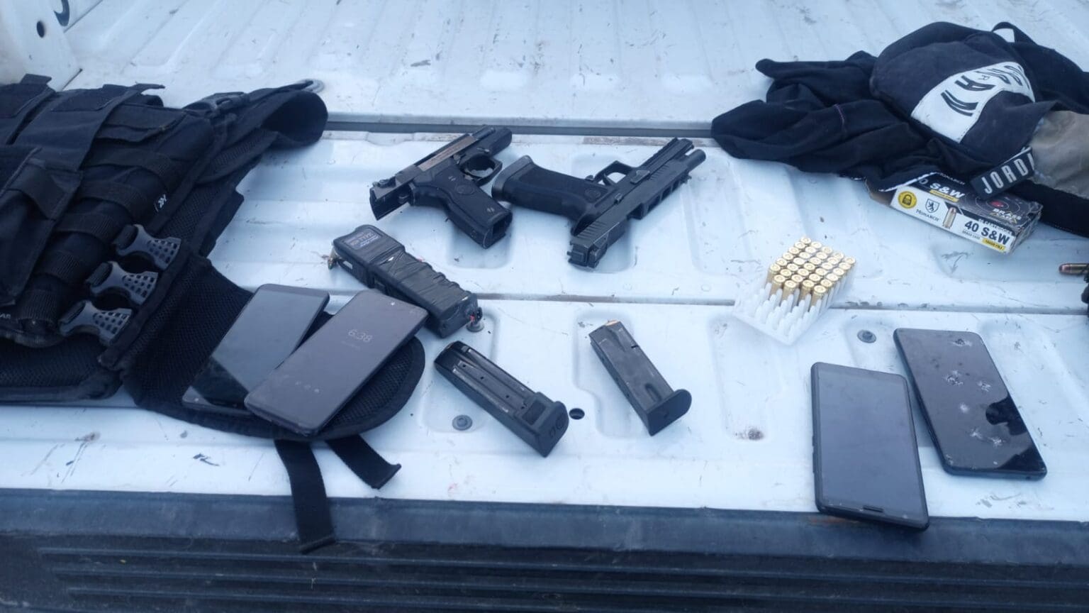 Tras persecución en Asientos detuvieron a dos sujetos de Jalisco en un auto robado y con armas de fuego cortas