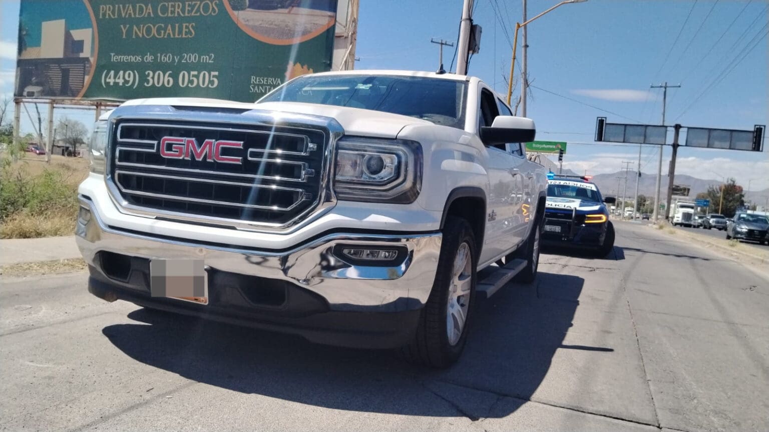 Detienen a joven que conducía camioneta robada en Rancho Santa Mónica