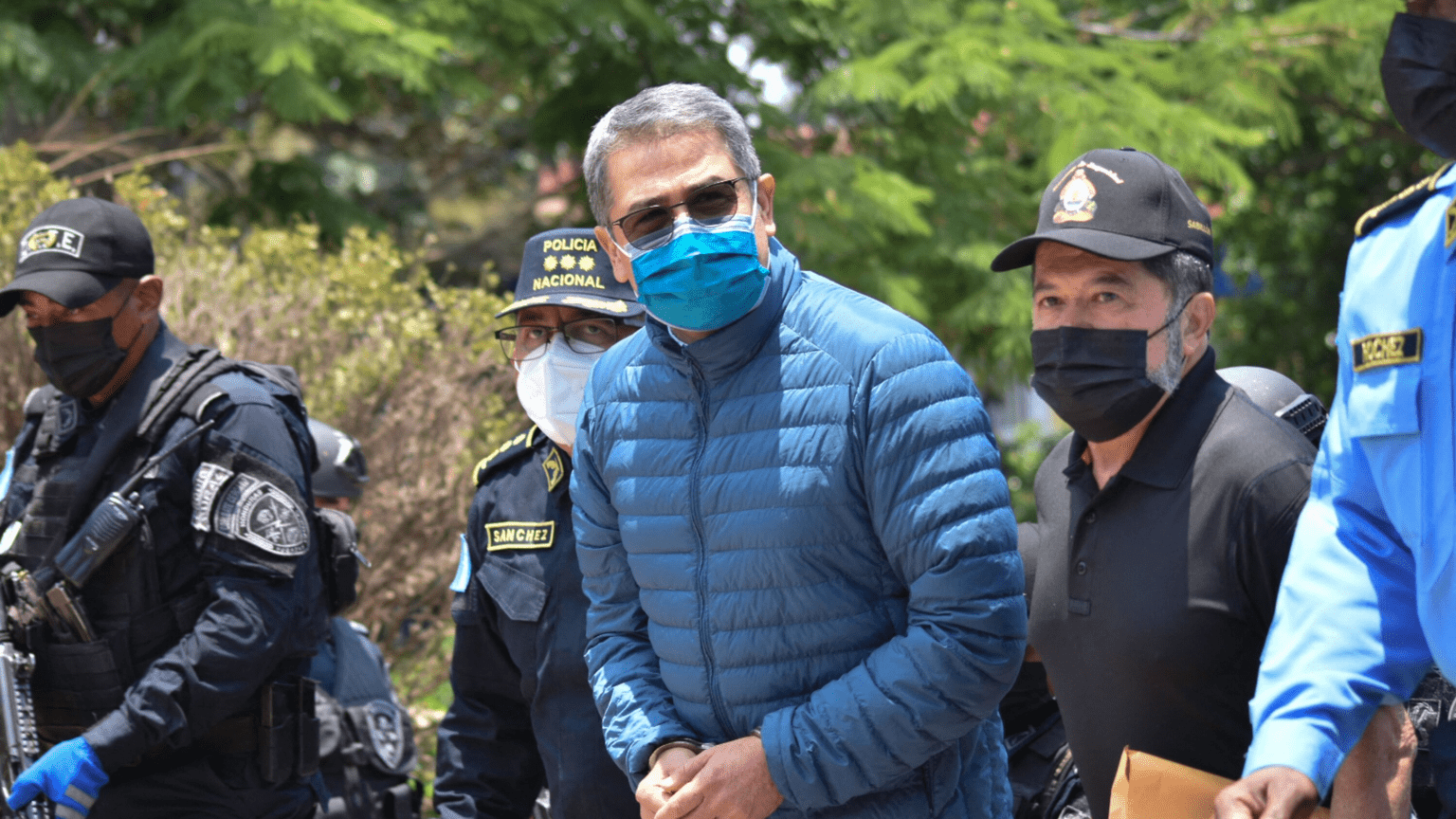Expresidente hondureño Hernández se enfrenta a Fiscalía desde silla de los testigos