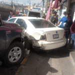 Camioneta pierde el control y se estrella contra automóvil en Solidaridad I