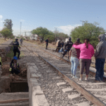 Muere albañil tras ser golpeado por el tren en la avenida Gómez Morín