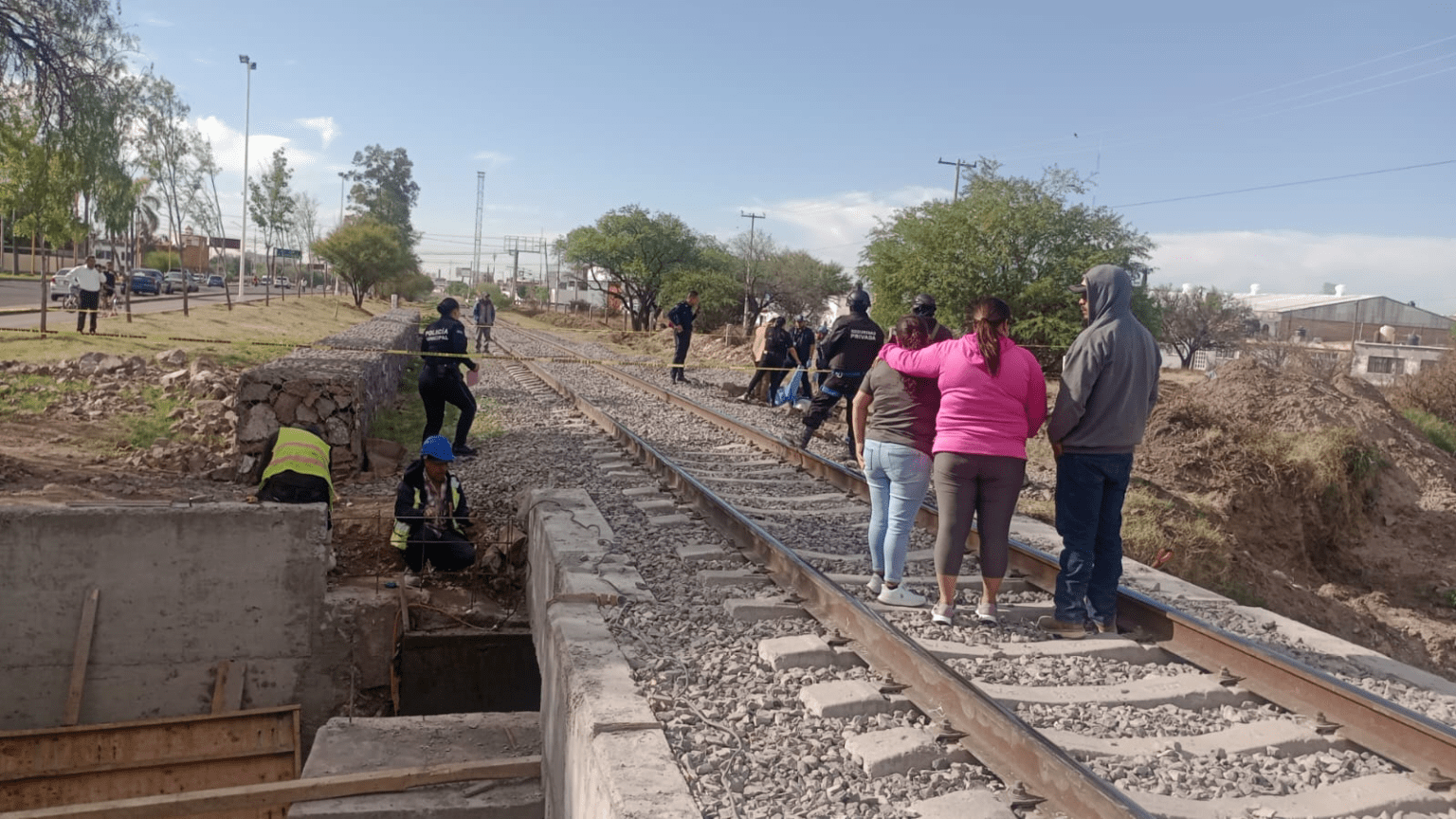 Muere albañil tras ser golpeado por el tren en la avenida Gómez Morín