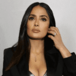 Salma Hayek luce elegante traje con top de escote profundo