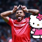 Afición del Toluca se burla de Pumas con peluches de "Hello Kitty"