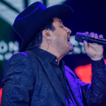 Julión Álvarez detiene concierto en Chihuahua para evitar ser multado