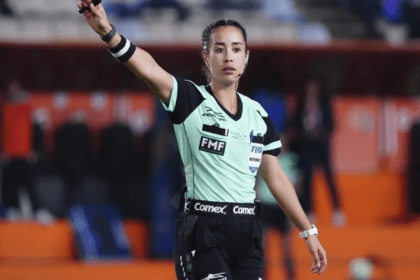 Tunden a Katia Itzel García por mal arbitraje en Clásico Femenil