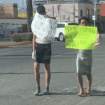 Vestidos de mujer y con narco-mensajes del CJNG, exhibieron a dos hombres en San Francisco de los Romo