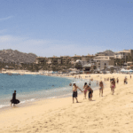 Rescatan a turistas arrastrados por corrientes peligrosas en Mazatlán