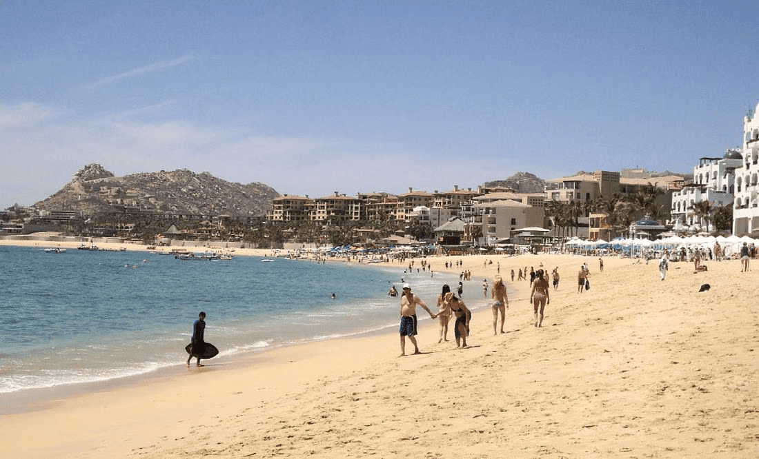 Rescatan a turistas arrastrados por corrientes peligrosas en Mazatlán