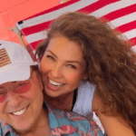 Thalía comparte foto con Tommy Motola y la cuestionan en redes