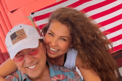 Thalía comparte foto con Tommy Motola y la cuestionan en redes