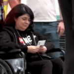 Victoria Ruffo es captada en silla de ruedas en el AICM