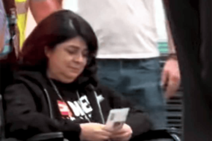 Victoria Ruffo es captada en silla de ruedas en el AICM