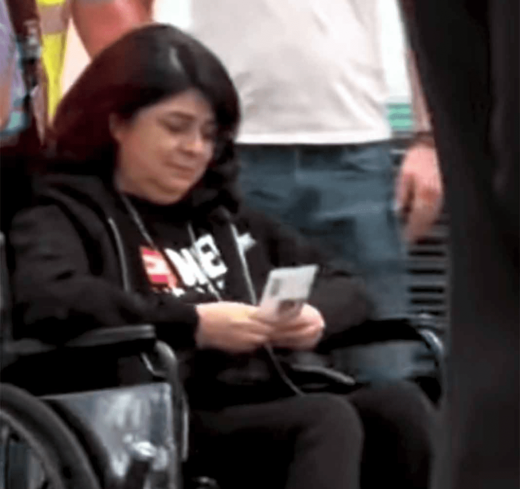 Victoria Ruffo es captada en silla de ruedas en el AICM