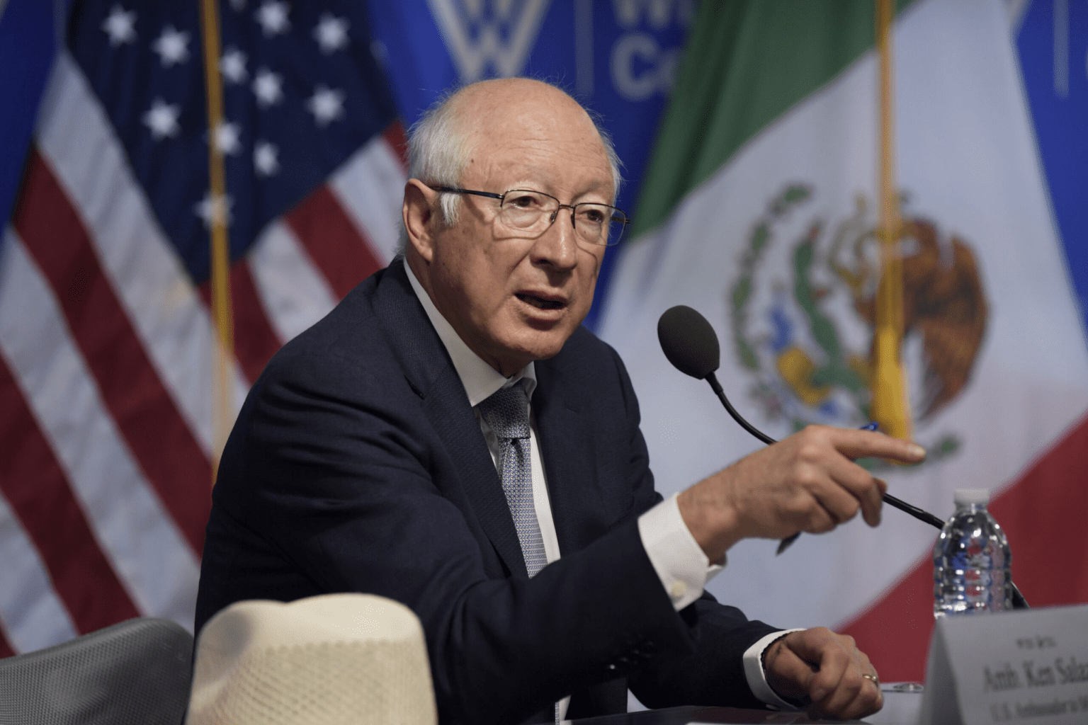 El embajador de EE.UU. comparte preocupación de México sobre la ley migratoria de Texas