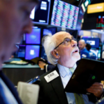 Wall Street cierra mixto y el Dow Jones baja 0,77 % tras dos días de récords