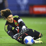 Guillermo Ochoa recibe elogios internacionales