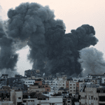 Ataques del Ejército israelí siguen matando a civiles en la devastada Franja de Gaza