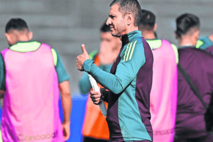 Lozano pide que el futbolista nacional se forme fuera
