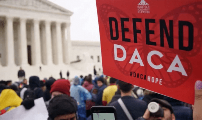 Jóvenes migrantes amparados por DACA aportan más que nunca a economía de EEUU, dice sondeo