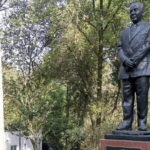 "No va a ayudar en nada": AMLO sobre estatua de Felipe Calderón que piden retirar