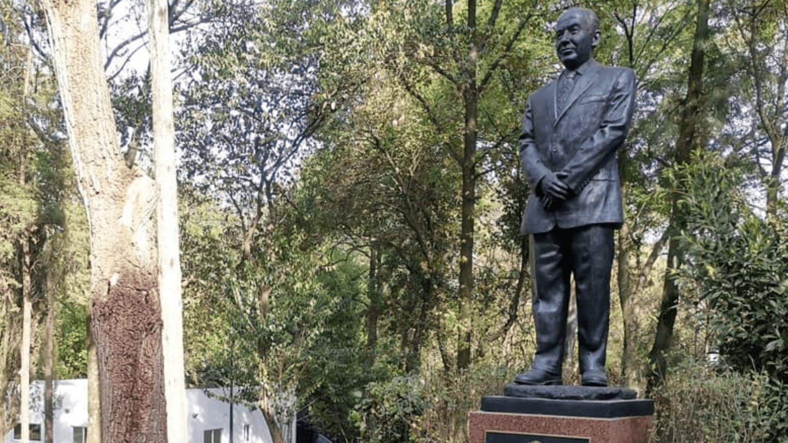 "No va a ayudar en nada": AMLO sobre estatua de Felipe Calderón que piden retirar