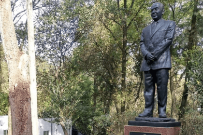 "No va a ayudar en nada": AMLO sobre estatua de Felipe Calderón que piden retirar