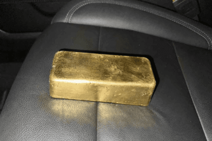 Detienen a un hombre en Ecuador que viajaba con un lingote de oro de 250.000 dólares