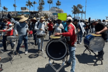Músicos marchan en Mazatlán en favor de la música de banda