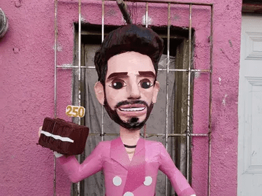 Crean piñata de Poncho De Nigris tras burlarse de pastelería