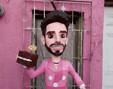 Crean piñata de Poncho De Nigris tras burlarse de pastelería