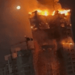 Un incendio de grandes proporciones consume parcialmente edificio en obra en Brasil