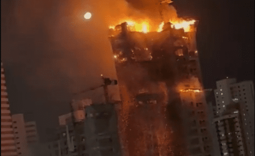 Un incendio de grandes proporciones consume parcialmente edificio en obra en Brasil