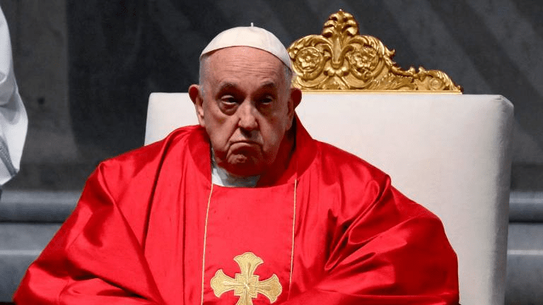 El papa renuncia al vía crucis del Coliseo para cuidar de su salud