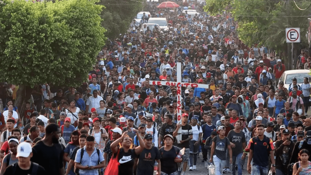 Migrantes piden fin a su sufrimiento con un viacrucis en la frontera de México con EEUU
