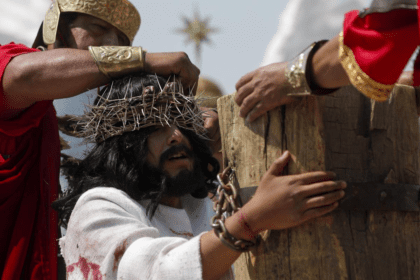 Iztapalapa celebra viacrucis azotada por el calor y falta de agua, pero amparada en la fe