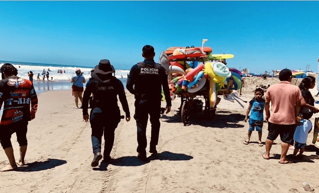 Rescatan a 8 turistas en playas de Sinaloa